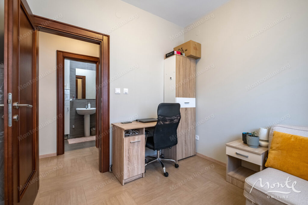 kvartira s 3 spalnyami i sobstvennym parkingom u morya v dobrote 23