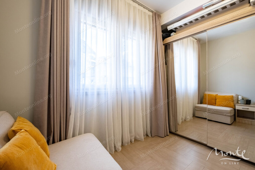 kvartira s 3 spalnyami i sobstvennym parkingom u morya v dobrote 24