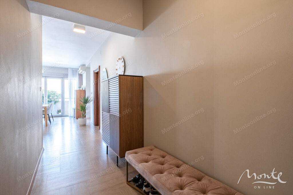 kvartira s 3 spalnyami i sobstvennym parkingom u morya v dobrote 25