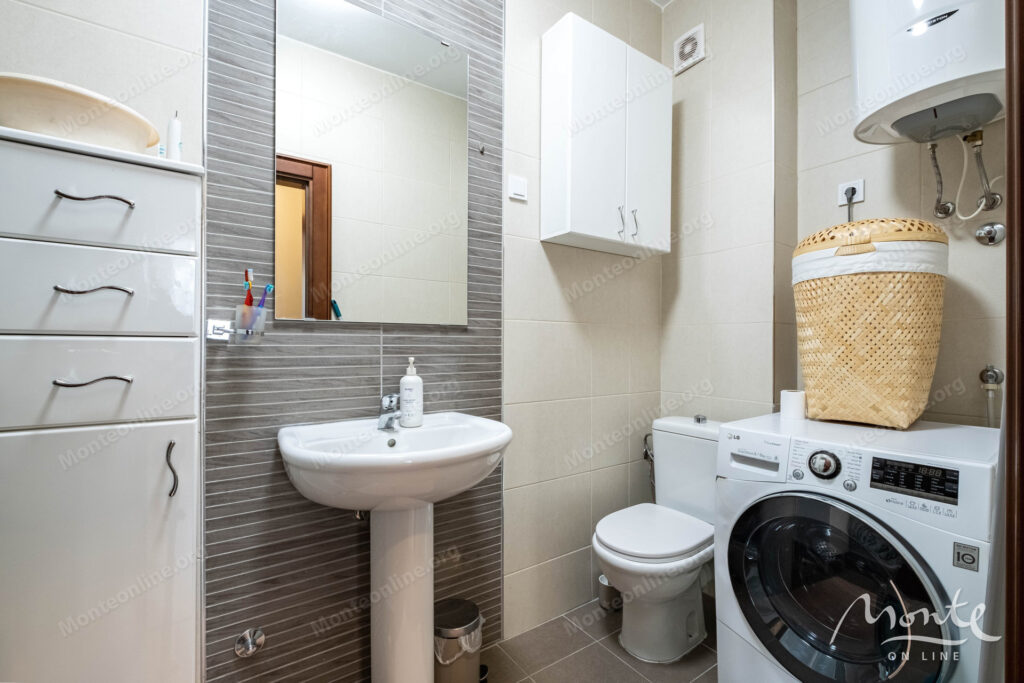 kvartira s 3 spalnyami i sobstvennym parkingom u morya v dobrote 26