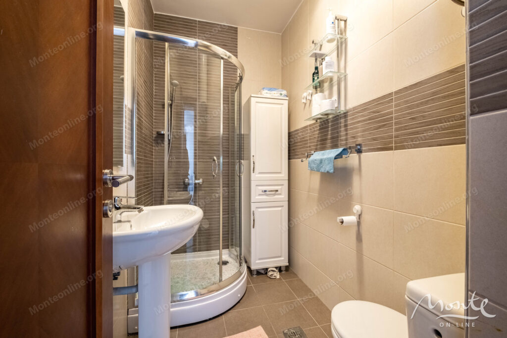 kvartira s 3 spalnyami i sobstvennym parkingom u morya v dobrote 27