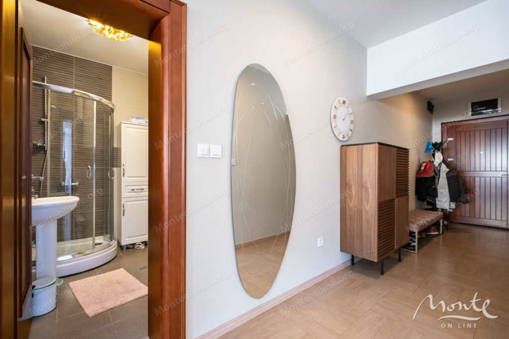 kvartira s 3 spalnyami i sobstvennym parkingom u morya v dobrote 28