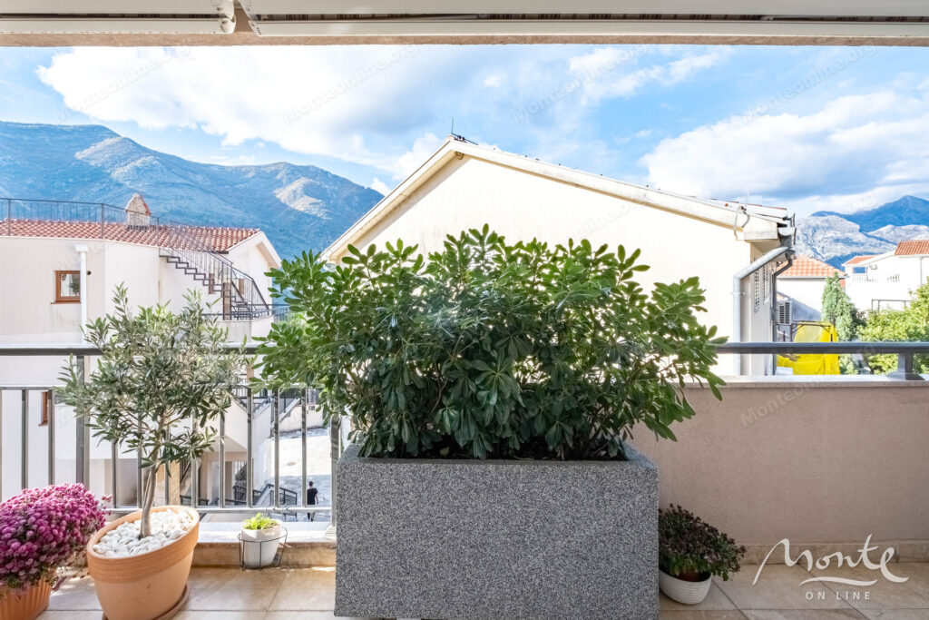 kvartira s 3 spalnyami i sobstvennym parkingom u morya v dobrote 30