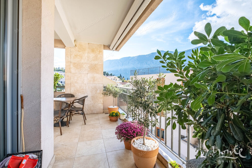 kvartira s 3 spalnyami i sobstvennym parkingom u morya v dobrote 31