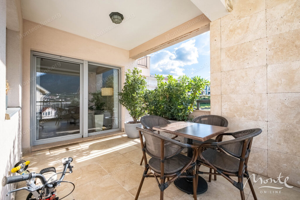 kvartira s 3 spalnyami i sobstvennym parkingom u morya v dobrote 32