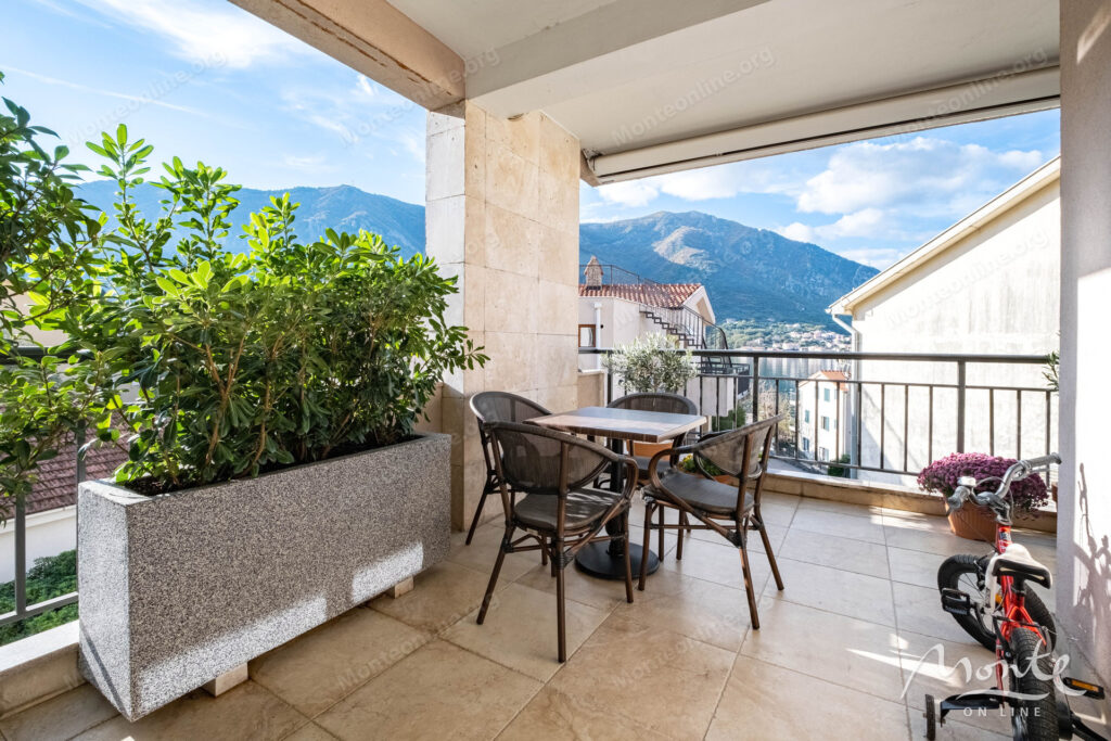 kvartira s 3 spalnyami i sobstvennym parkingom u morya v dobrote 33