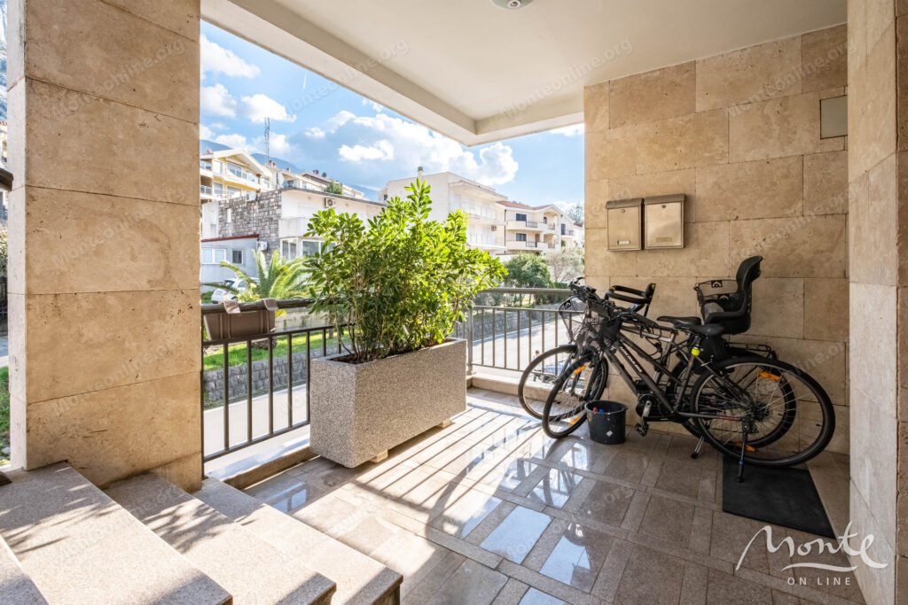 kvartira s 3 spalnyami i sobstvennym parkingom u morya v dobrote 35