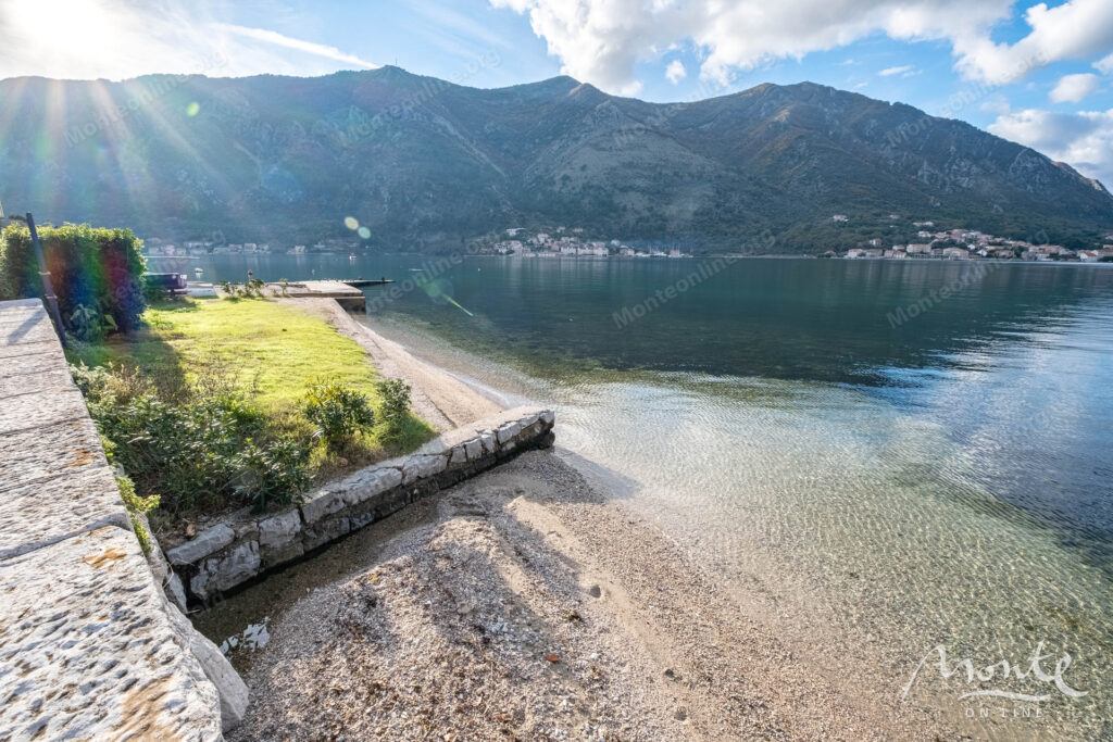 kvartira s 3 spalnyami i sobstvennym parkingom u morya v dobrote 40