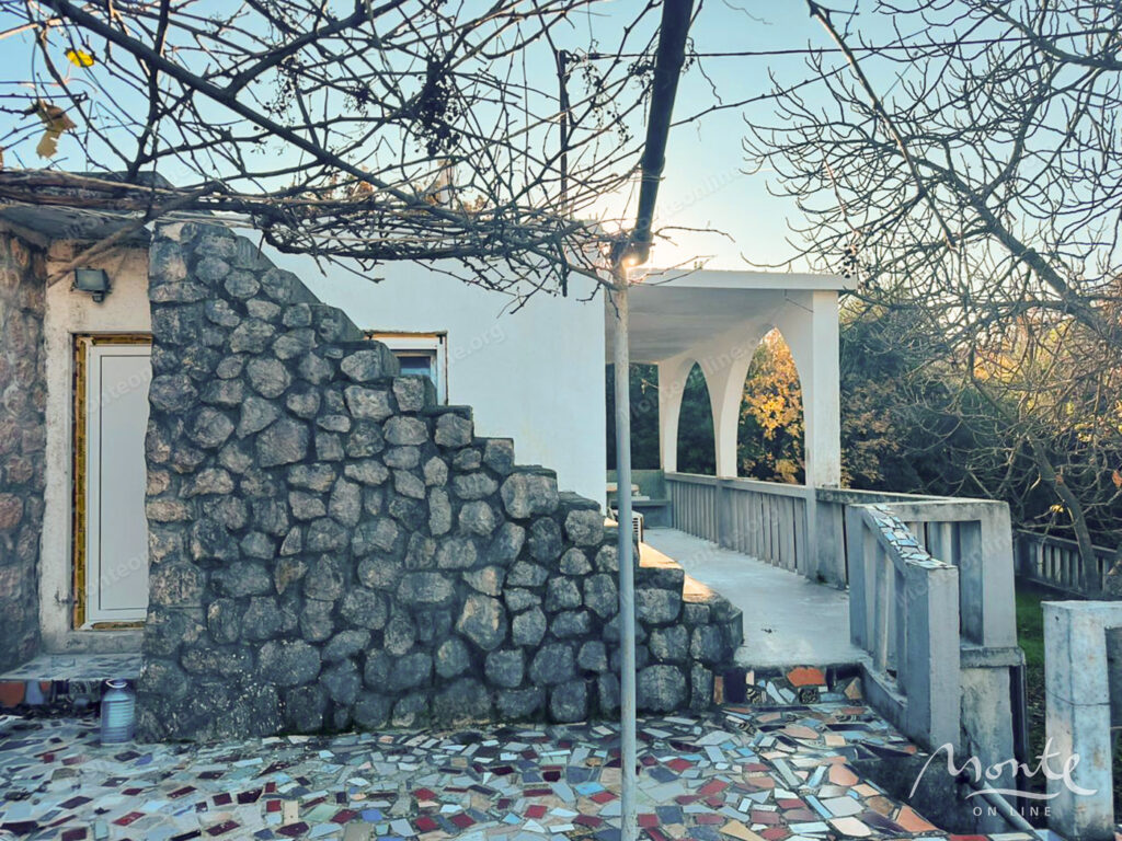 nebolshoj dom s vozmozhnostyu nadstrojki garazhom i vidom na more v utehe bar 02