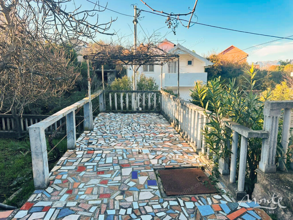 nebolshoj dom s vozmozhnostyu nadstrojki garazhom i vidom na more v utehe bar 03