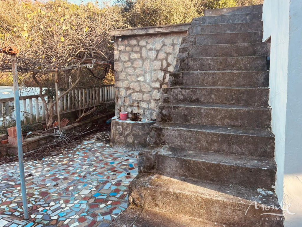 nebolshoj dom s vozmozhnostyu nadstrojki garazhom i vidom na more v utehe bar 04