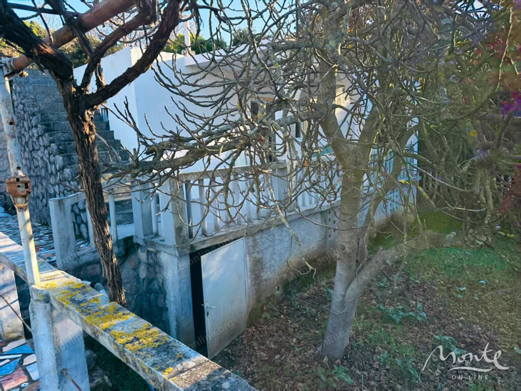 nebolshoj dom s vozmozhnostyu nadstrojki garazhom i vidom na more v utehe bar 05