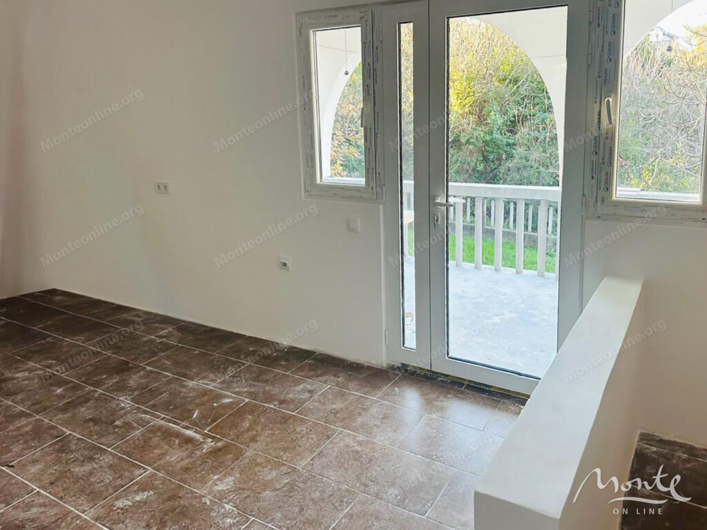 nebolshoj dom s vozmozhnostyu nadstrojki garazhom i vidom na more v utehe bar 06