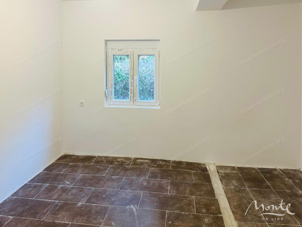 nebolshoj dom s vozmozhnostyu nadstrojki garazhom i vidom na more v utehe bar 07