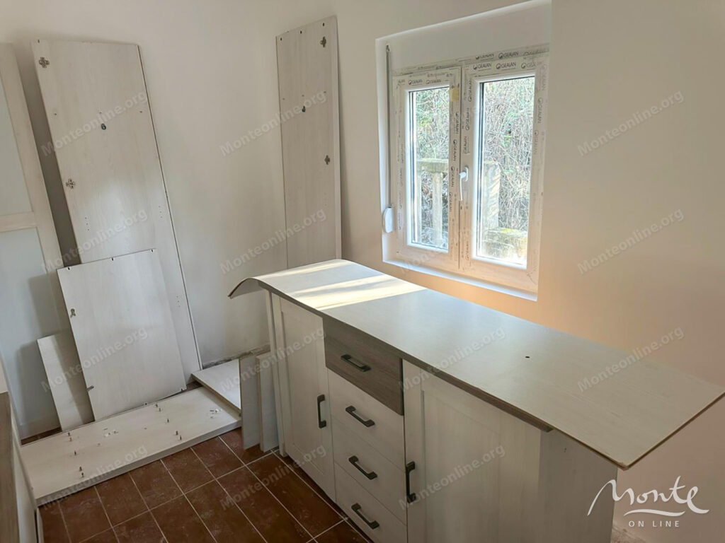 nebolshoj dom s vozmozhnostyu nadstrojki garazhom i vidom na more v utehe bar 09