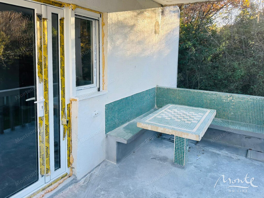 nebolshoj dom s vozmozhnostyu nadstrojki garazhom i vidom na more v utehe bar 11