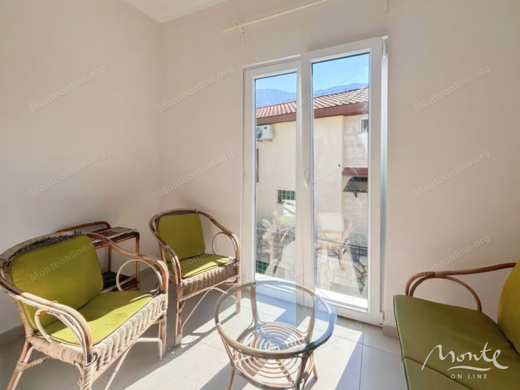 nebolshoj uyutnyj dvuhetazhnyj dom v 150 metrah ot morya prchan 04