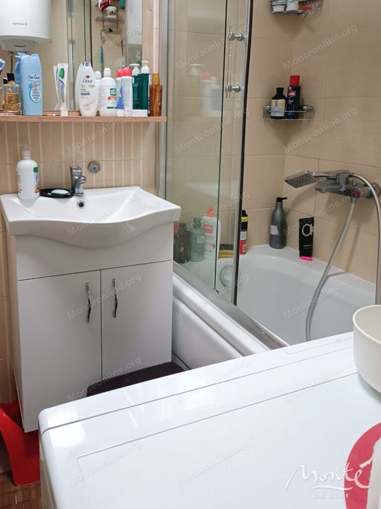 prostornaya kvartira s 1 spalnej i privatnym dvorom v podgoricze 08