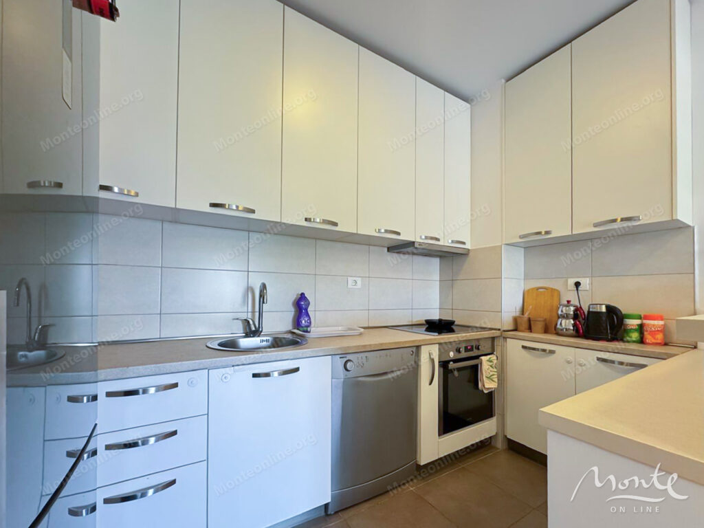 prostornaya kvartira s 2 spalnyami ryadom s torgovym czentrom delta city podgoricza 04