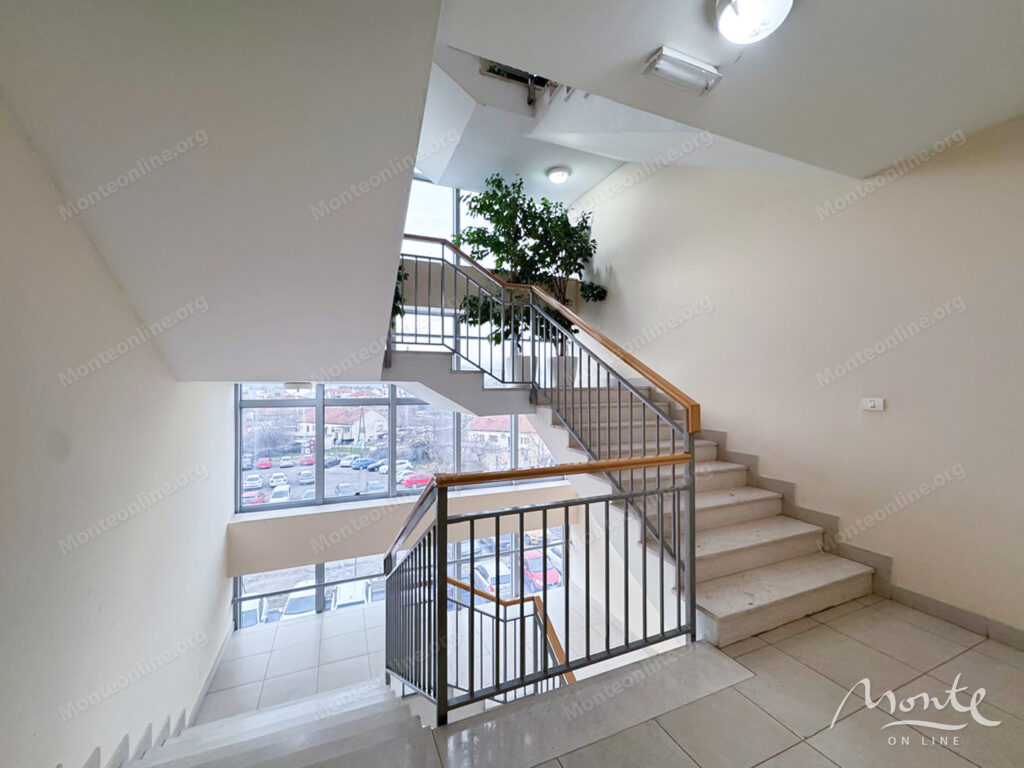 prostornaya kvartira s 2 spalnyami ryadom s torgovym czentrom delta city podgoricza 14