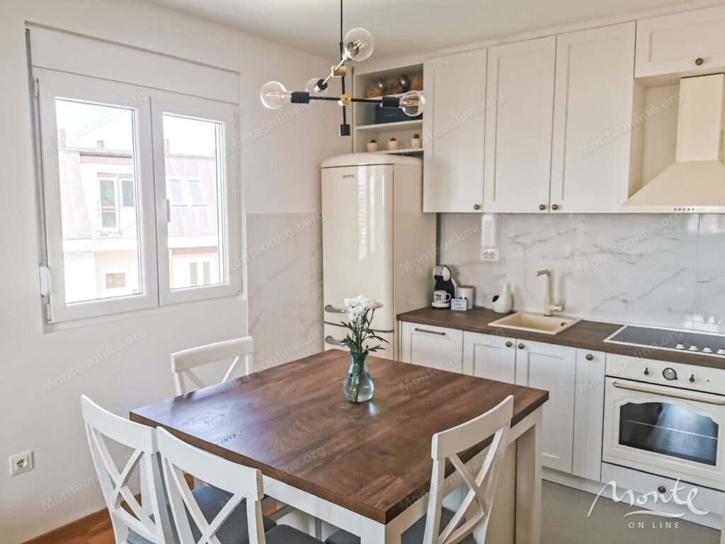 prostornaya kvartira s 2 spalnyami v novostrojke podgoricza 08