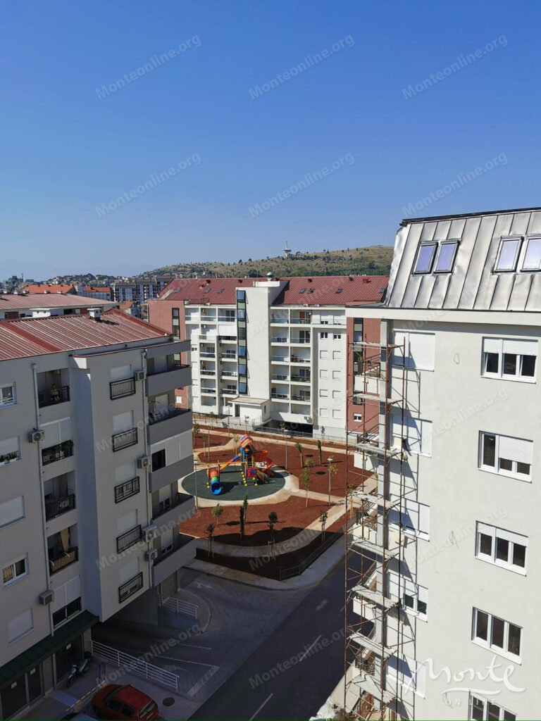 prostornaya kvartira s 2 spalnyami v novostrojke podgoricza 23