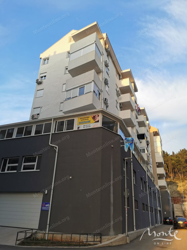 prostornaya kvartira s 2 spalnyami v novostrojke podgoricza 24