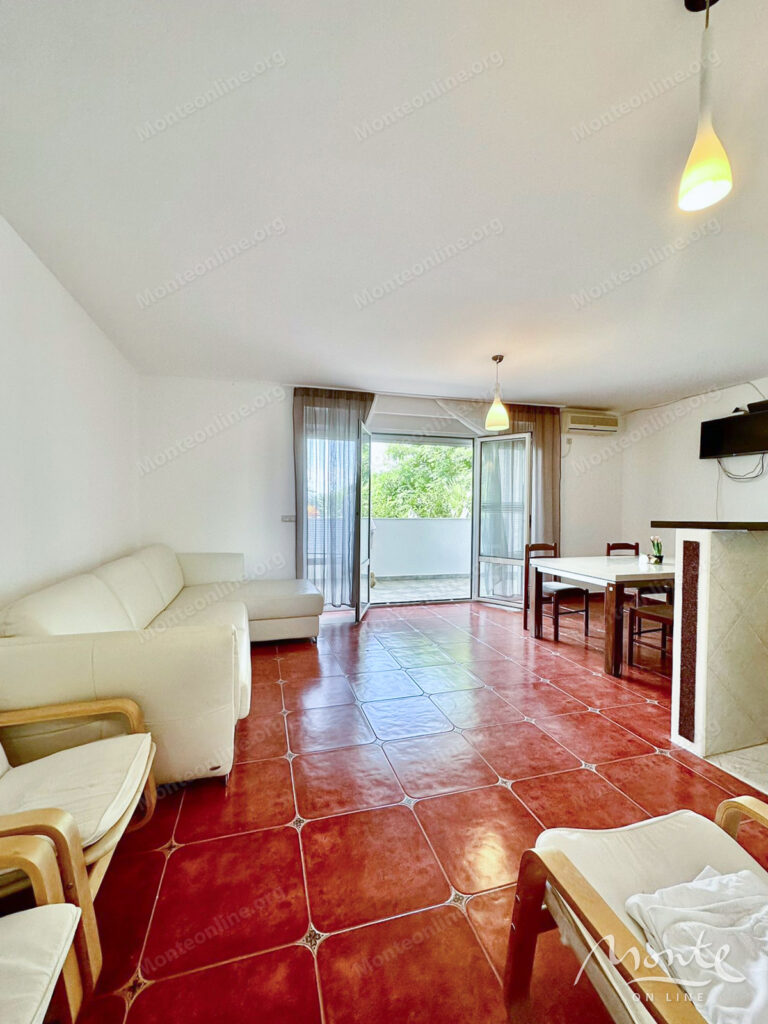 prostornaya kvartira s 3 spalnyami i sobstvennym dvorikom v petrovacz 01