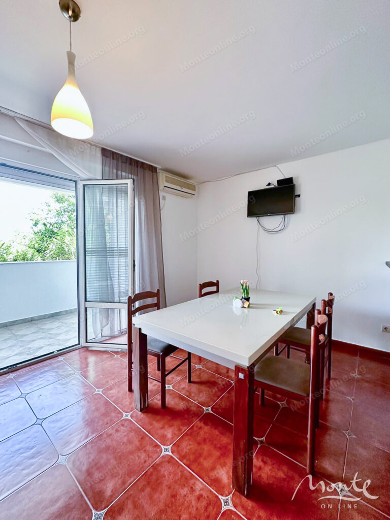 prostornaya kvartira s 3 spalnyami i sobstvennym dvorikom v petrovacz 03