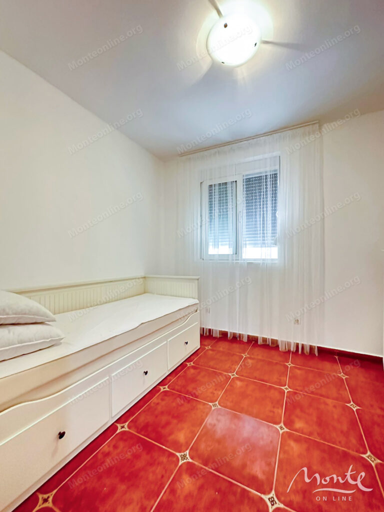 prostornaya kvartira s 3 spalnyami i sobstvennym dvorikom v petrovacz 05