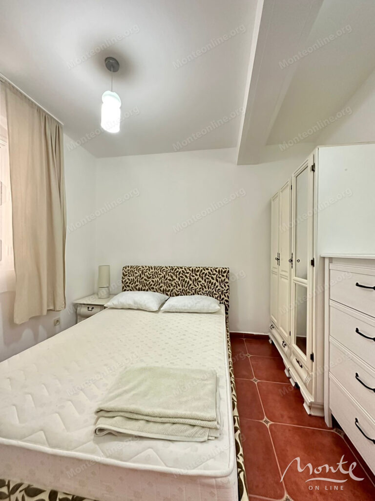 prostornaya kvartira s 3 spalnyami i sobstvennym dvorikom v petrovacz 06