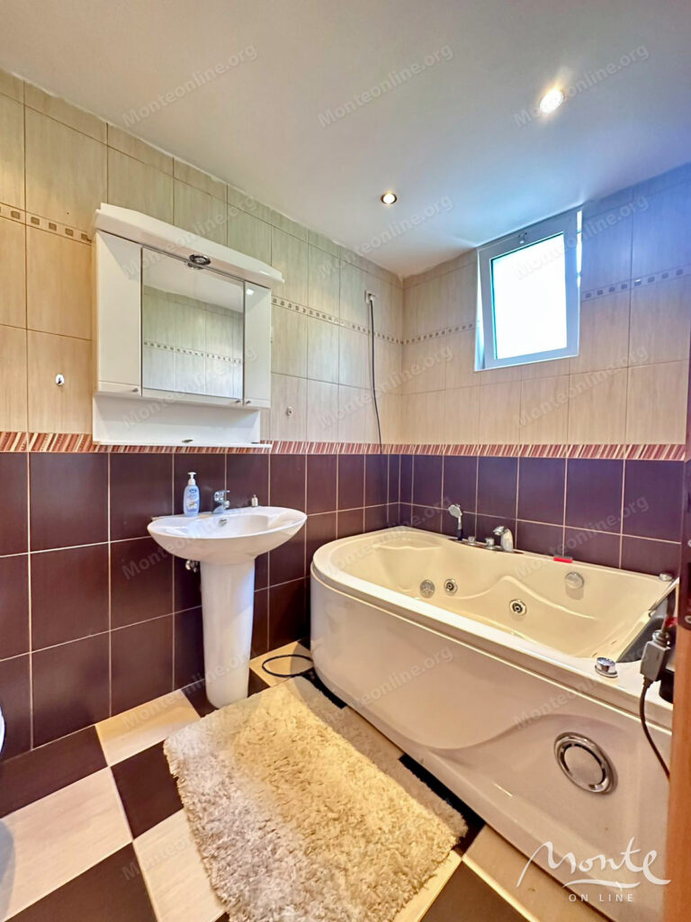 prostornaya kvartira s 3 spalnyami i sobstvennym dvorikom v petrovacz 10