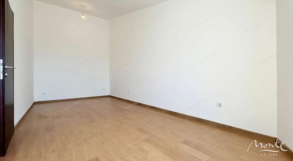 prostornaya kvartira s 3 spalnyami i vidom na more v komplekse s bassejnom petrovacz 07