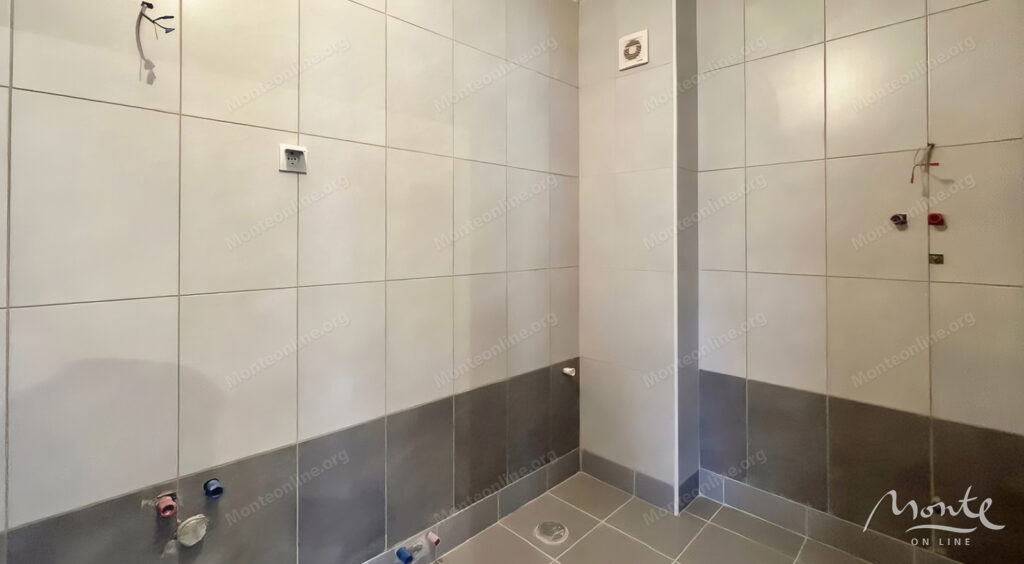 prostornaya kvartira s 3 spalnyami i vidom na more v komplekse s bassejnom petrovacz 10