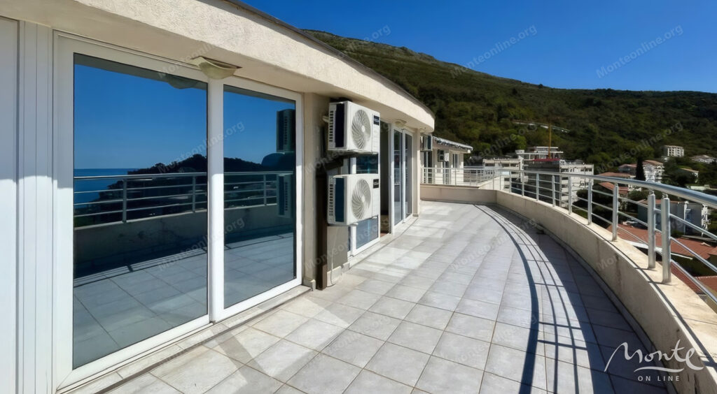 prostornaya kvartira s 3 spalnyami i vidom na more v komplekse s bassejnom petrovacz 11