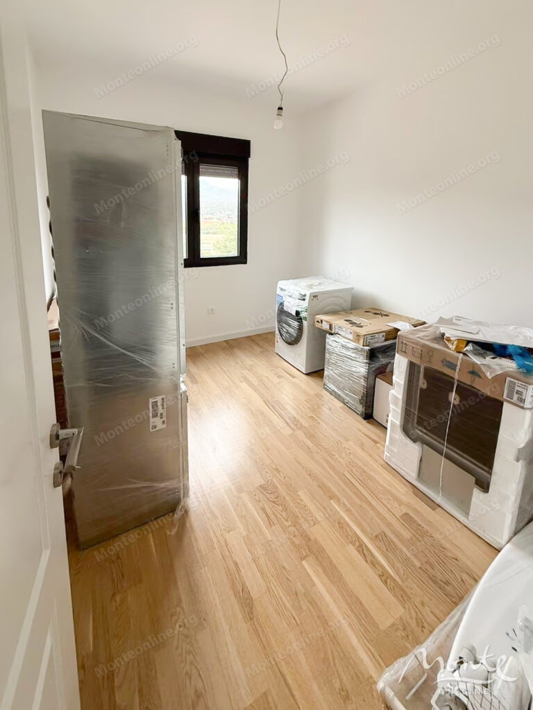 prostornaya kvartira s 3 spalnyami v spokojnom rajone podgoriczy 05