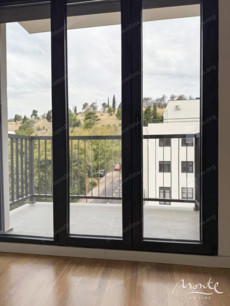 prostornaya kvartira s 3 spalnyami v spokojnom rajone podgoriczy 06