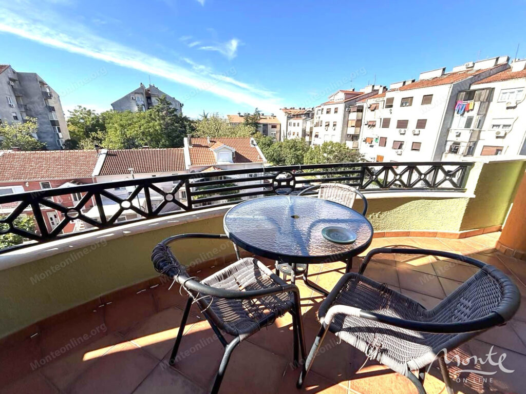 prostornaya meblirovannaya kvartira s 3 spalnyami v podgoricze 01