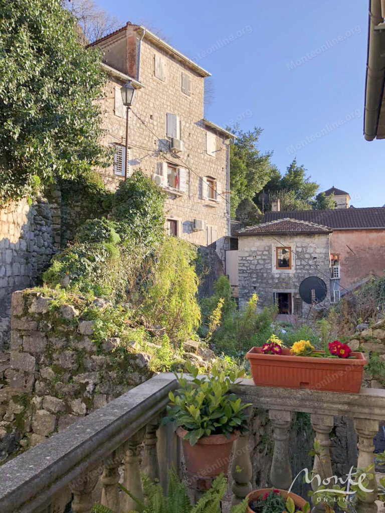 roskoshno meblirovannaya kvartira s 2 spalnyami v starom gorode kotora 01