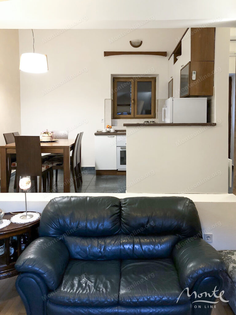 roskoshno meblirovannaya kvartira s 2 spalnyami v starom gorode kotora 07