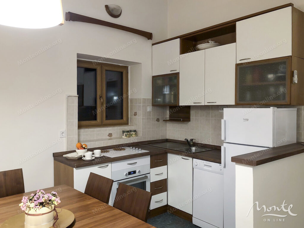 roskoshno meblirovannaya kvartira s 2 spalnyami v starom gorode kotora 08