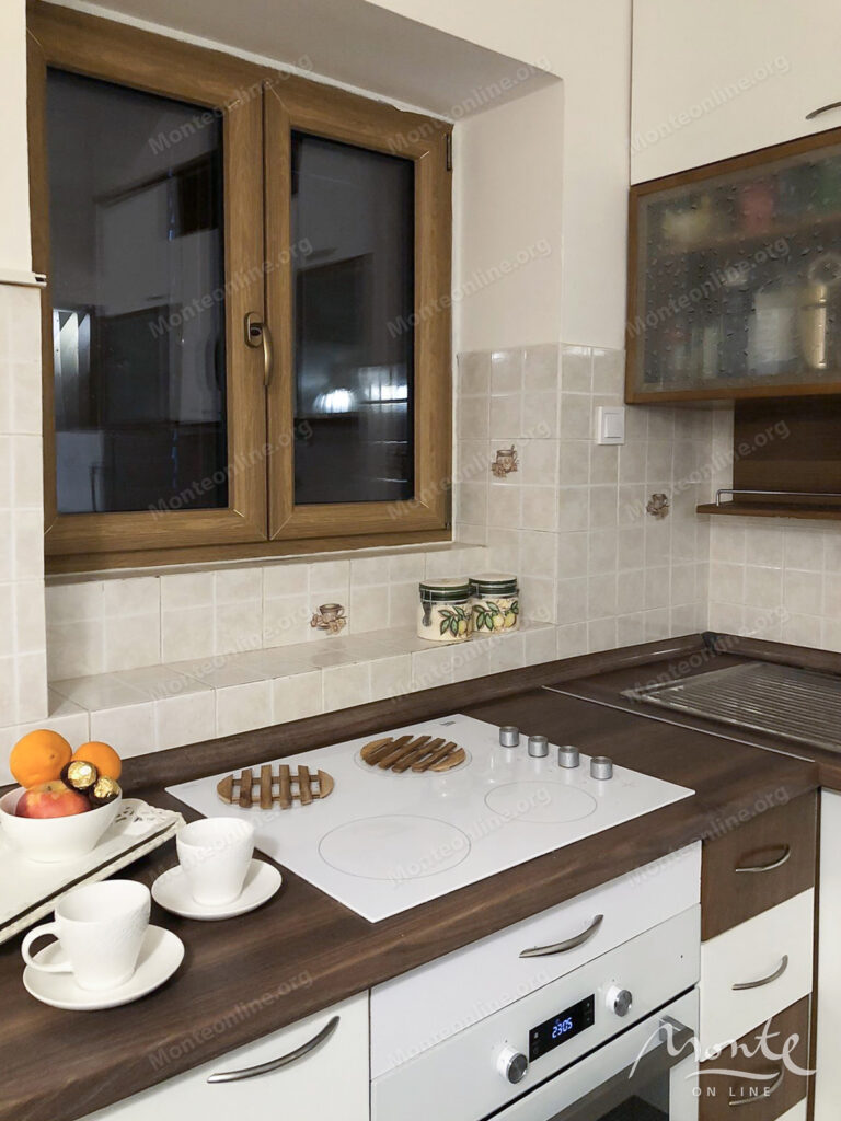 roskoshno meblirovannaya kvartira s 2 spalnyami v starom gorode kotora 09