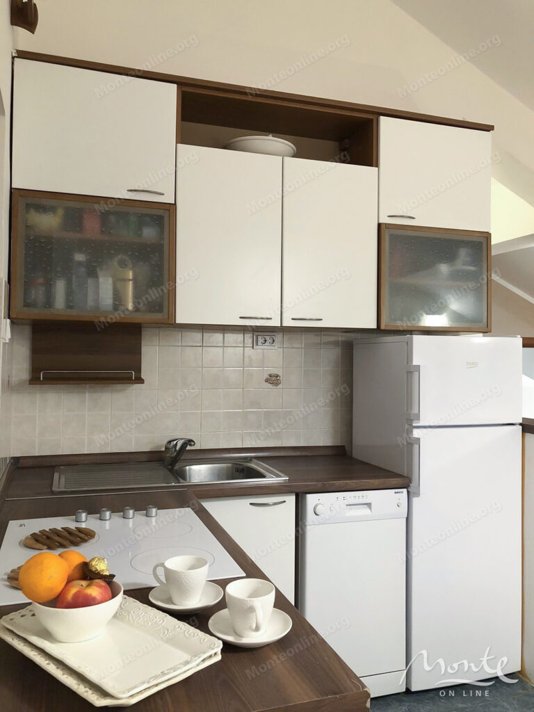 roskoshno meblirovannaya kvartira s 2 spalnyami v starom gorode kotora 10