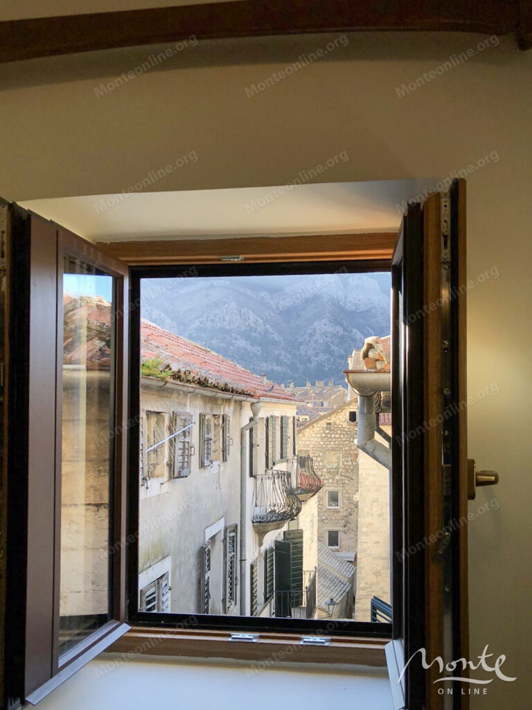 roskoshno meblirovannaya kvartira s 2 spalnyami v starom gorode kotora 25