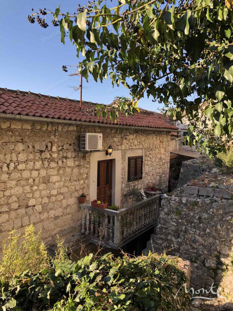 roskoshno meblirovannaya kvartira s 2 spalnyami v starom gorode kotora 28