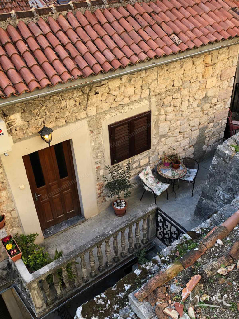 roskoshno meblirovannaya kvartira s 2 spalnyami v starom gorode kotora 29