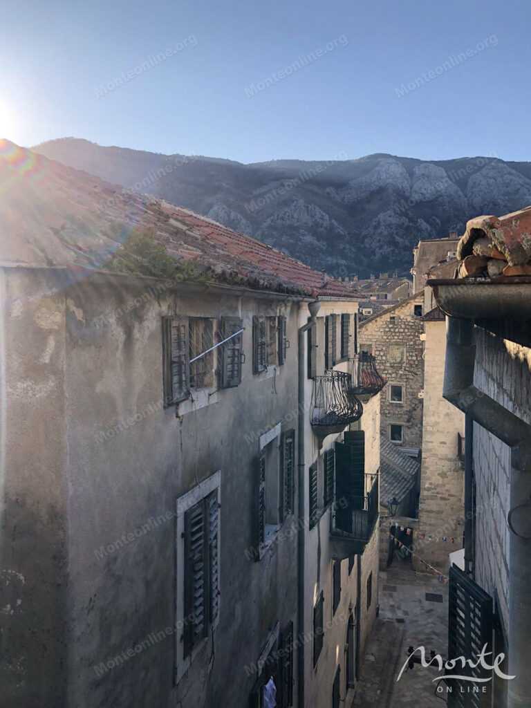 roskoshno meblirovannaya kvartira s 2 spalnyami v starom gorode kotora 30