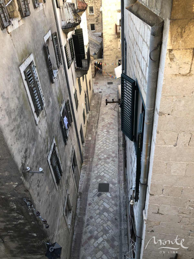 roskoshno meblirovannaya kvartira s 2 spalnyami v starom gorode kotora 31