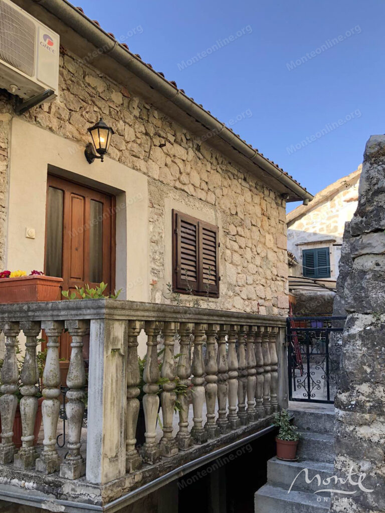 roskoshno meblirovannaya kvartira s 2 spalnyami v starom gorode kotora 32