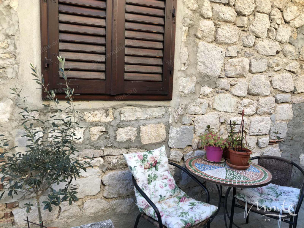 roskoshno meblirovannaya kvartira s 2 spalnyami v starom gorode kotora 33